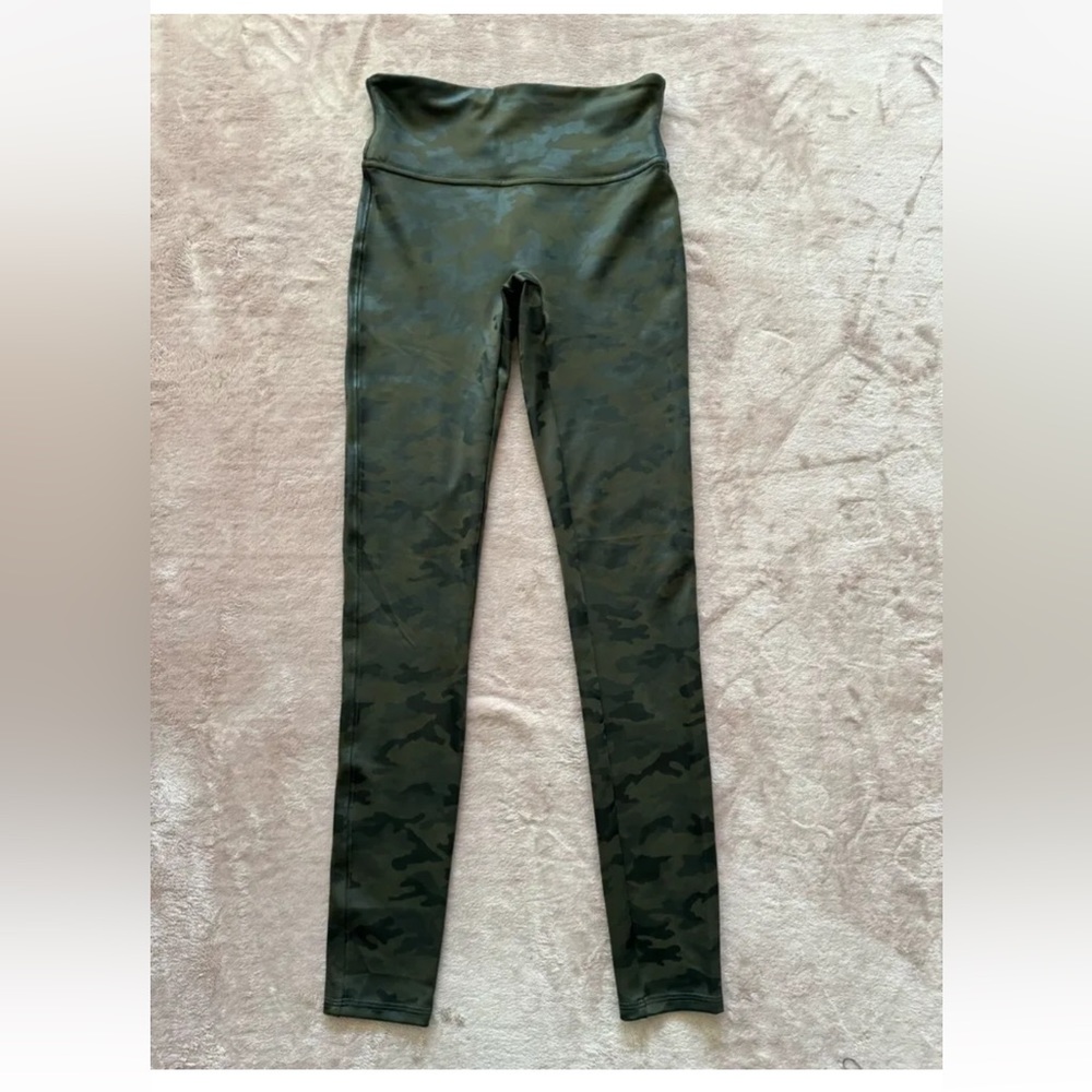 Spanx Matte Green Faux Leather Camo Leggings Power Waistband Size Small